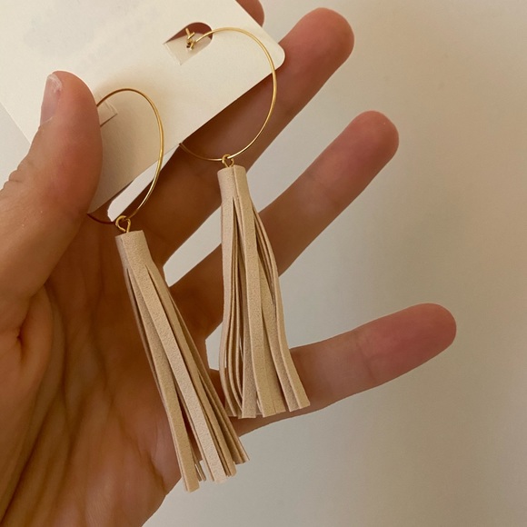 3/$30🖤 Ivory Faux Leather Tassle Hoop Earrings - Picture 2 of 8